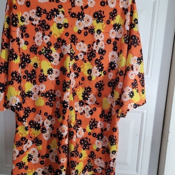 JONES New York Signature Women's Size 1XL Muilt Color Floral top Nwot V Neck - Picture 2 of 8